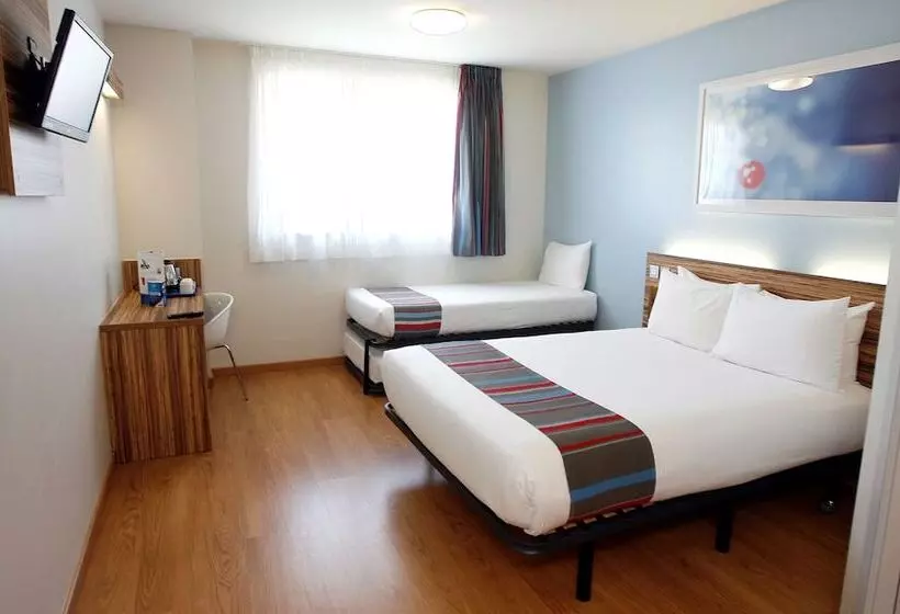 اتاق استاندارد سه نفره, Travelodge Barcelona Poblenou