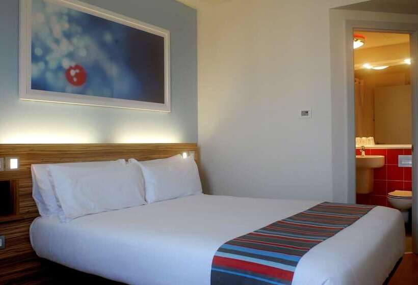 Номер Стандарт Трехместный, Travelodge Barcelona Poblenou