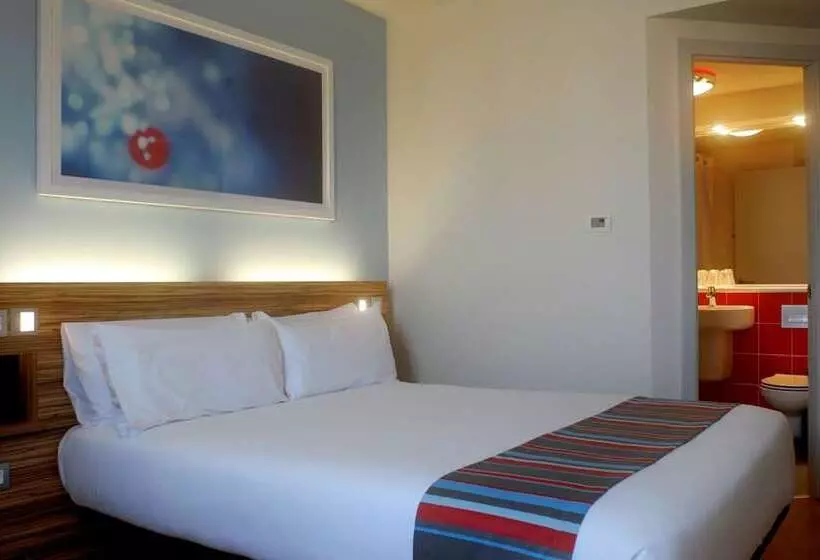 اتاق استاندارد سه نفره, Travelodge Barcelona Poblenou