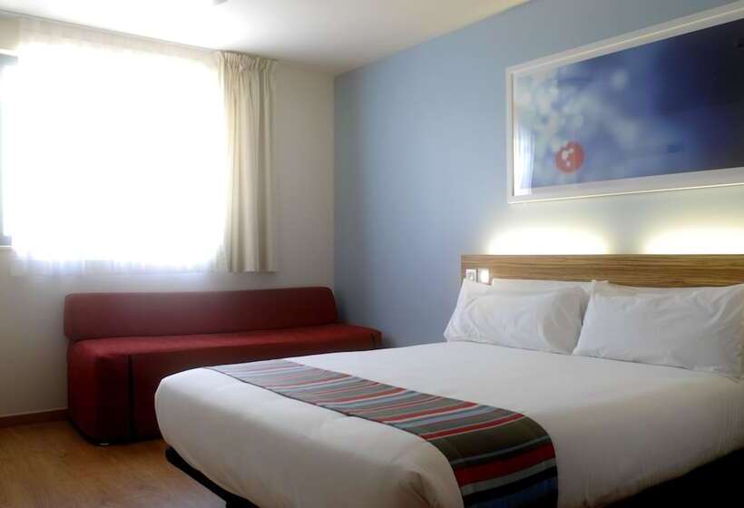 اتاق استاندارد سه نفره, Travelodge Barcelona Poblenou