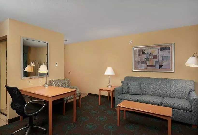 استودیوی استاندارد, Hampton Inn & Suites Canton