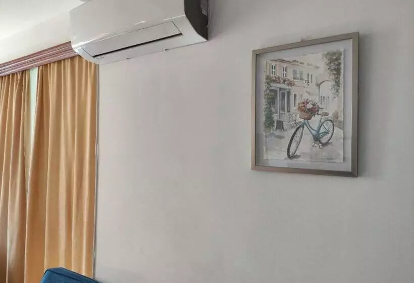 سوئیت با چشم‌انداز رودخانه, Ambasador