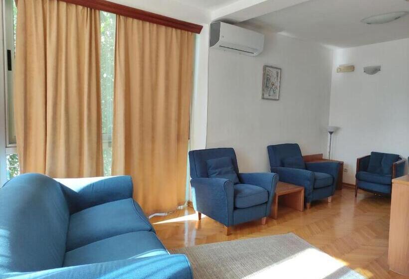 سوئیت با چشم‌انداز رودخانه, Ambasador