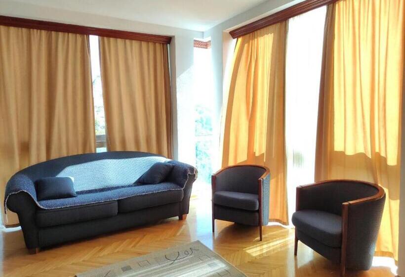 سوئیت با چشم‌انداز رودخانه, Ambasador