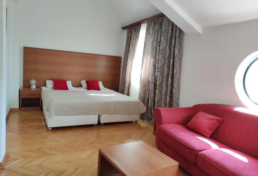 سوئیت با چشم‌انداز رودخانه, Ambasador