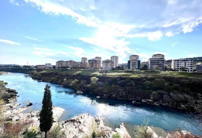 سوئیت با چشم‌انداز رودخانه, Ambasador