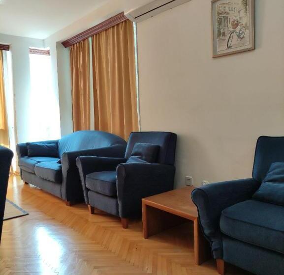 سوئیت با چشم‌انداز رودخانه, Ambasador