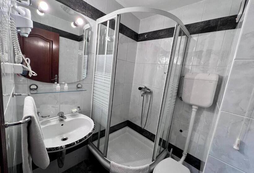 سوئیت با چشم‌انداز رودخانه, Ambasador