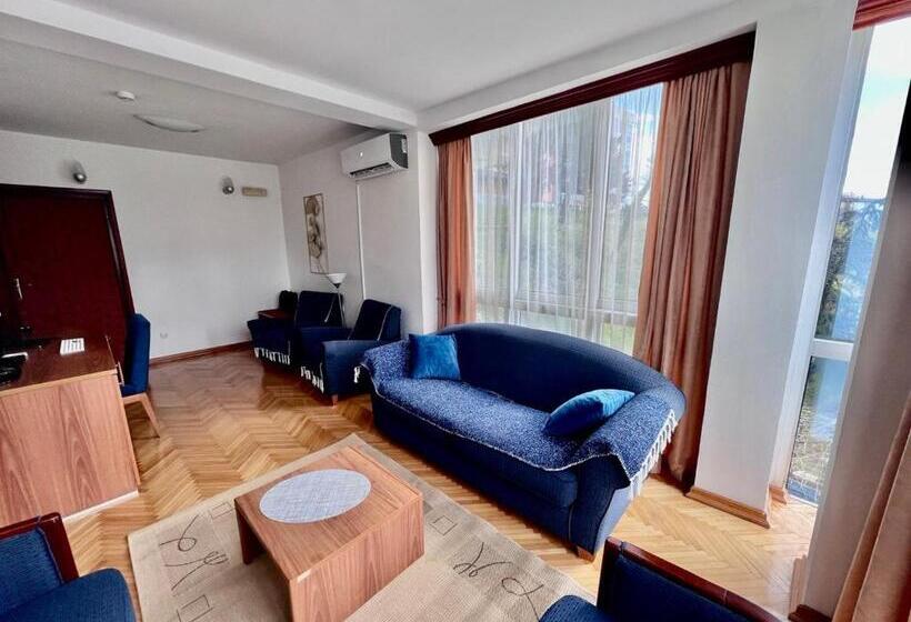 سوئیت با چشم‌انداز رودخانه, Ambasador