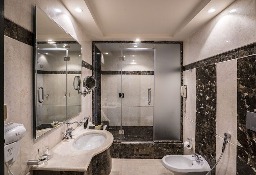 جناح ملكى, Awaliv International