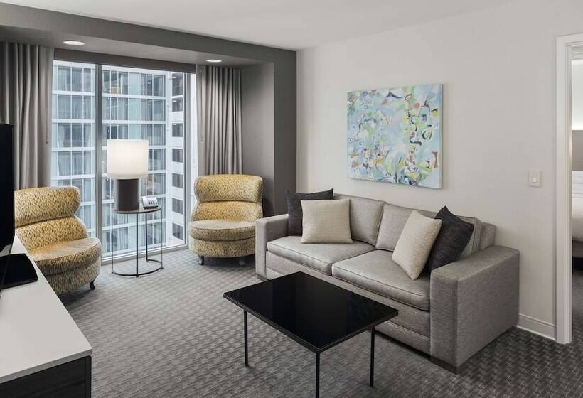 חדר סטנדרט, מיטת קינג, מותאם לאדם עם מוגבלויות, Hilton Columbus Downtown