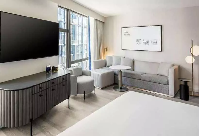 キングサイズベッドのスタンダードルーム, Hilton Columbus Downtown