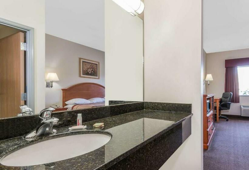 חדר סטנדרט מותאם לאדם עם מוגבלויות, Super 8 By Wyndham Salina