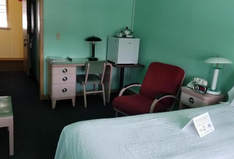 Номер Стандарт, Holiday Music Motel