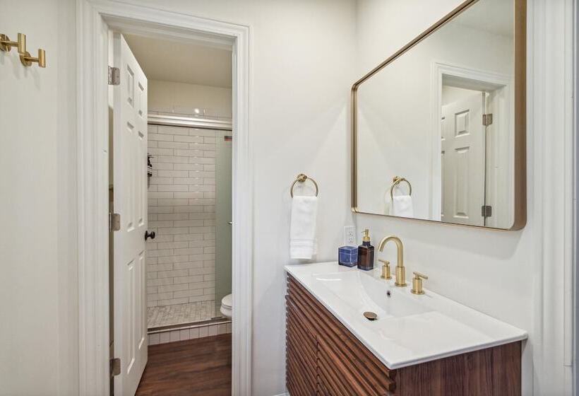 غرفة قياسية سرير مزدوج, Bay Inn Of Petoskey