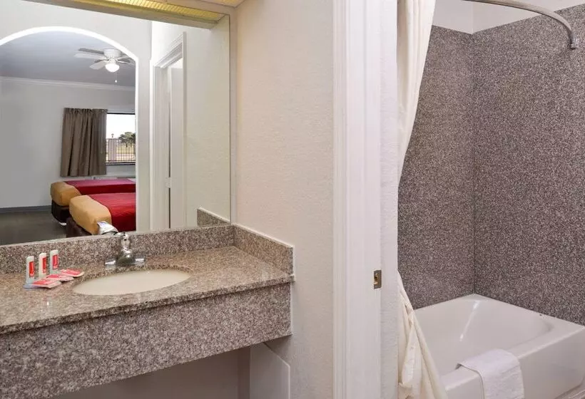 ２ダブルベッドのスタンダードルーム, Econo Lodge Inn & Suites Port Arthur Near Sabine Pass