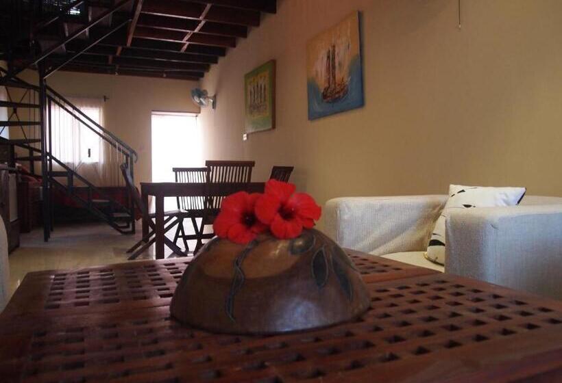 سوییت, Hibiscus House Gambia