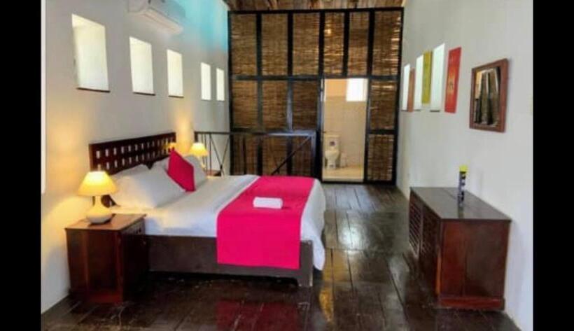 سوییت, Hibiscus House Gambia