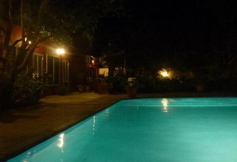 سوییت, Hibiscus House Gambia