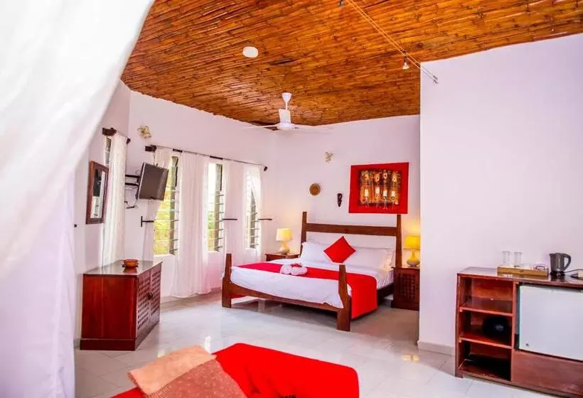 اتاق استاندارد با چشم‌انداز استخر, Hibiscus House Gambia