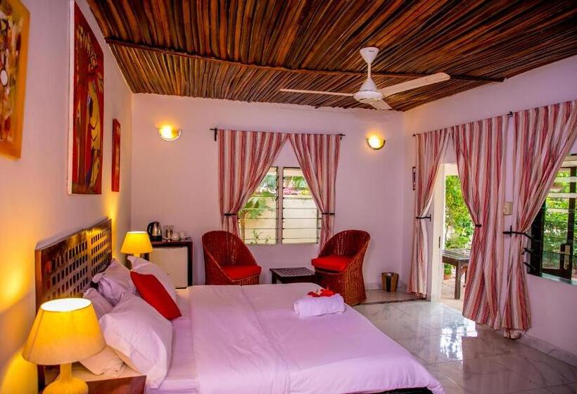 اتاق استاندارد با چشم‌انداز استخر, Hibiscus House Gambia