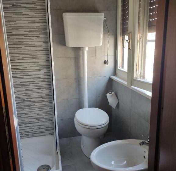 标准单人间, Salus