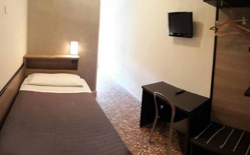 标准单人间, Salus