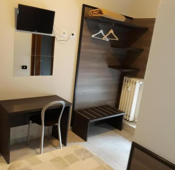 标准单人间, Salus