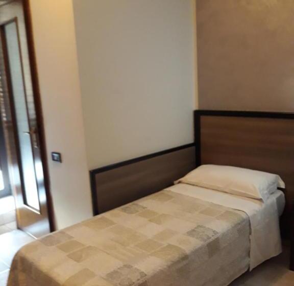 标准单人间, Salus