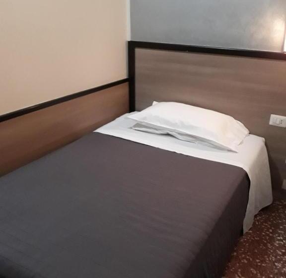 高级单人间, Salus