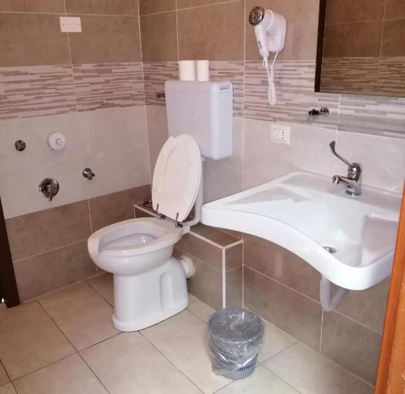 带共用浴室的标准房间, Salus