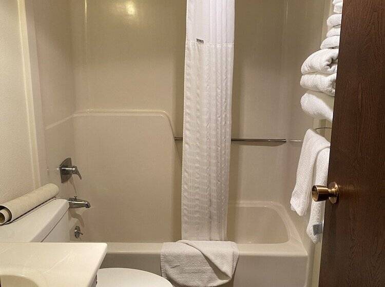 带2个双人床的标准工作室, Super 8 By Wyndham Ogallala