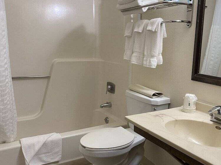 带2个双人床的标准工作室, Super 8 By Wyndham Ogallala