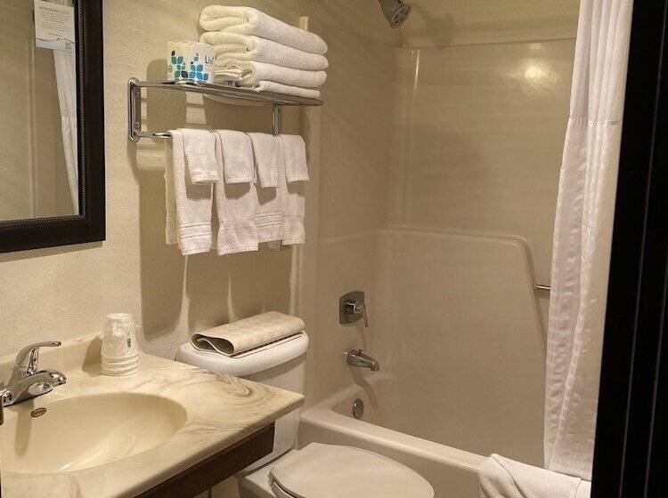 带2个双人床的标准工作室, Super 8 By Wyndham Ogallala