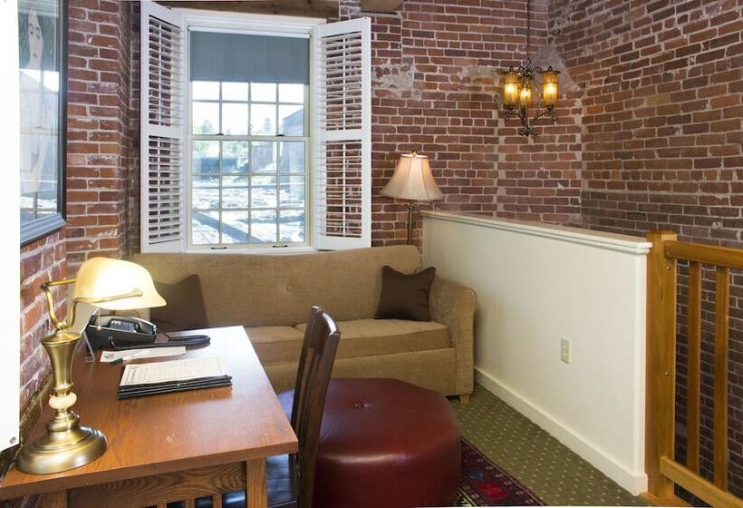 주니어 스위트, The Common Man Inn & Restaurant