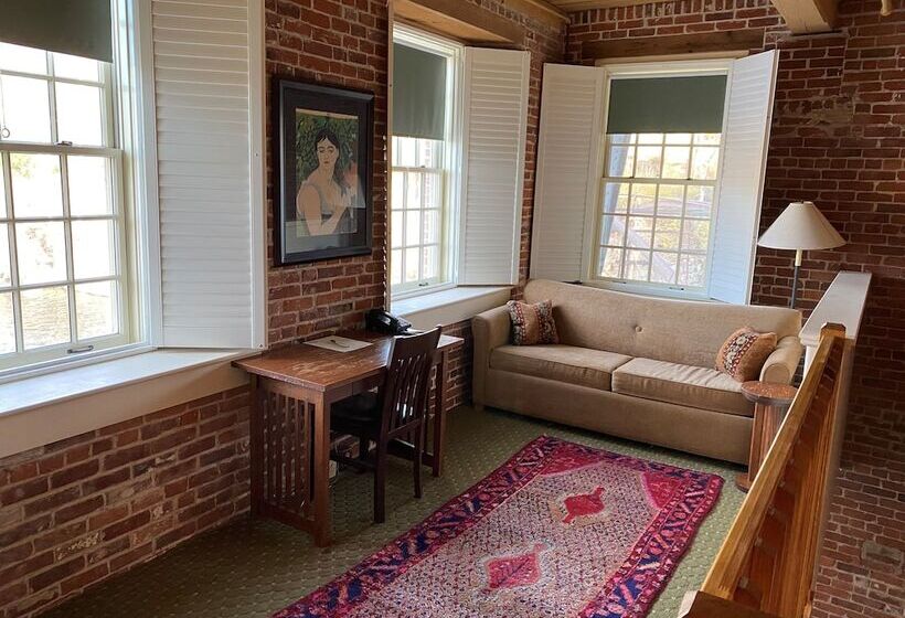 주니어 스위트, The Common Man Inn & Restaurant