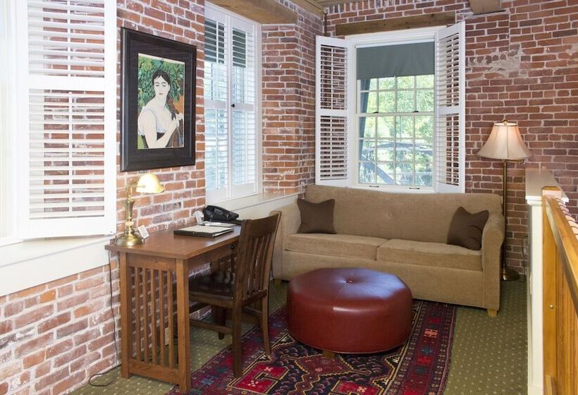 주니어 스위트, The Common Man Inn & Restaurant