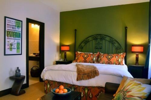 جناح جونيور, The Holland