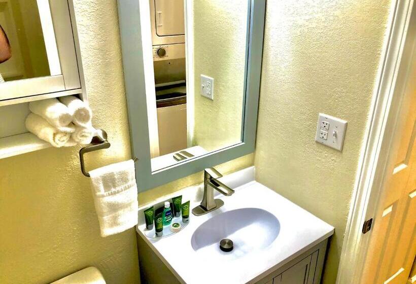 침실 2개 스위트, Bicentennial Inn