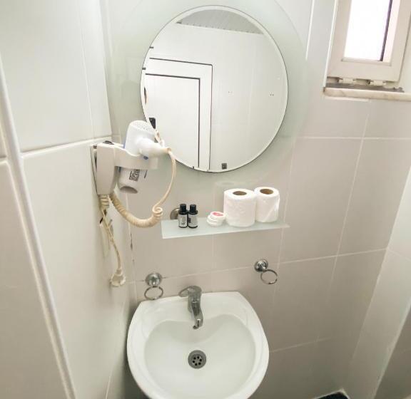 اتاق خانوادگی, Nergiz Boutique