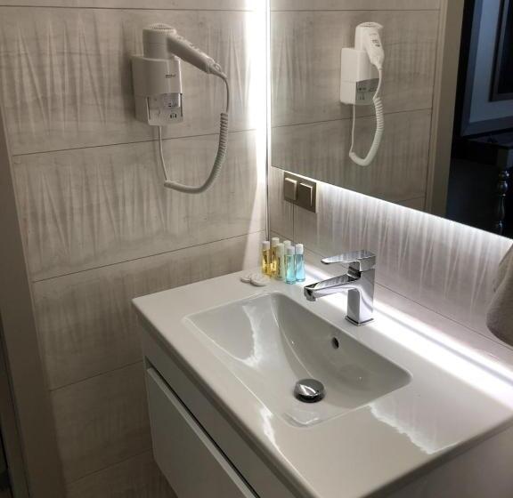 单人经济间, The Pera Hill