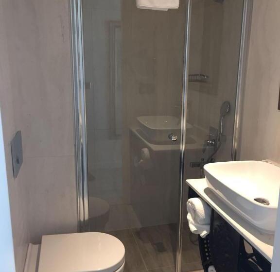 이코노미 싱글 룸, The Pera Hill