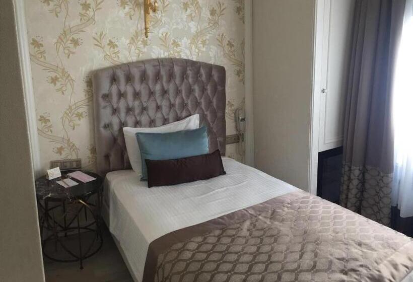 이코노미 싱글 룸, The Pera Hill