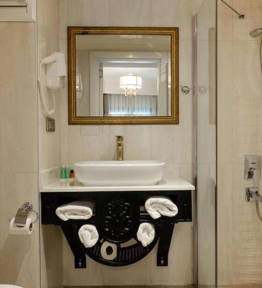 이코노미 싱글 룸, The Pera Hill