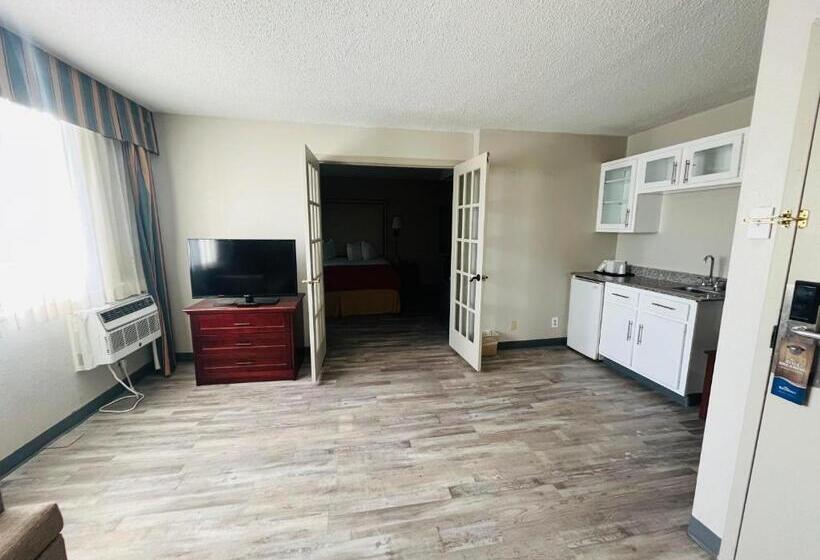 מיטת קינג בסוויטה, Baymont By Wyndham Keokuk