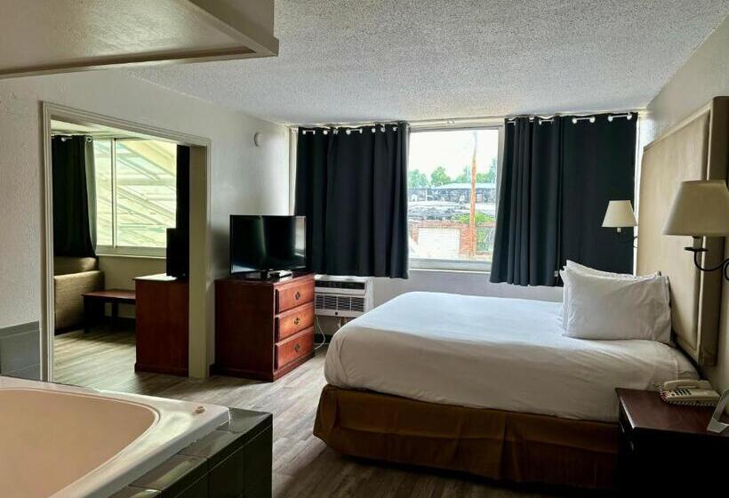 带大床的套房, Baymont By Wyndham Keokuk