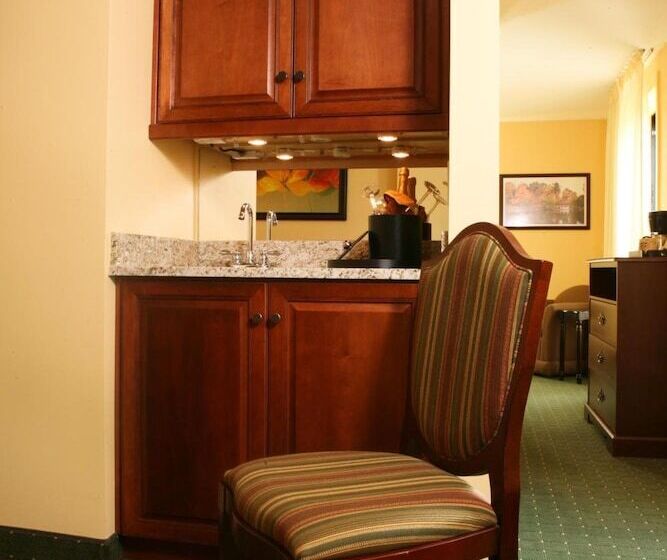 جناح, Main Street Inn