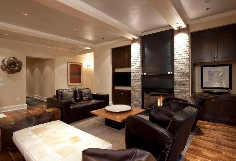 דירת שלושה חדרים, The Auberge Residences At Element 52