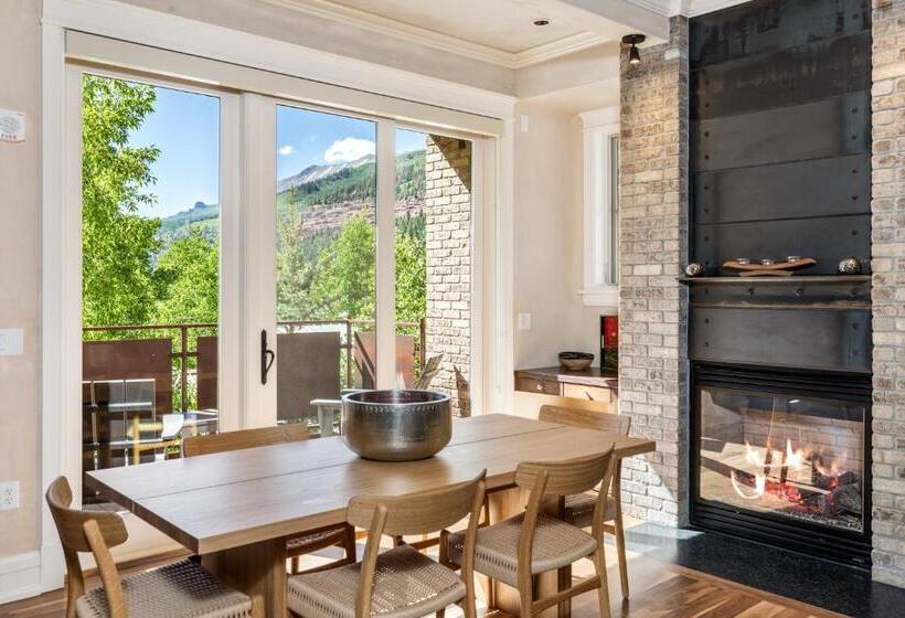 דירת שלושה חדרים, The Auberge Residences At Element 52