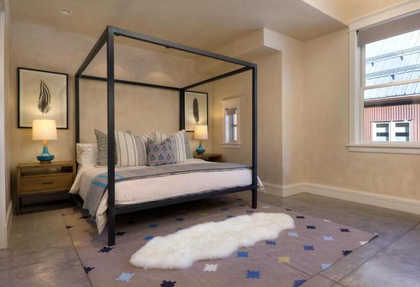 דירת חדר, The Auberge Residences At Element 52